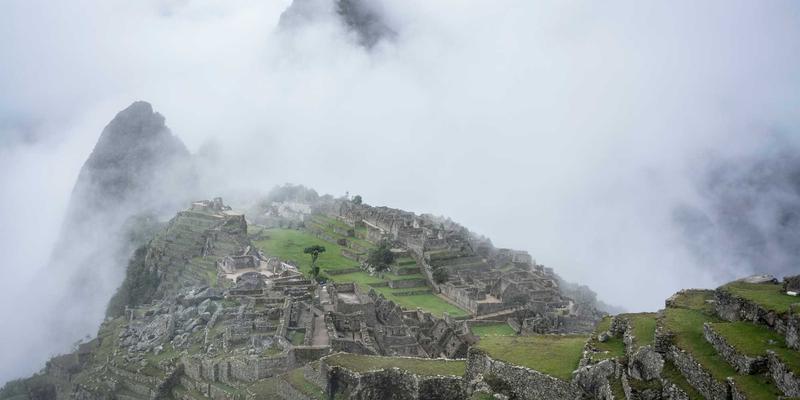 羽毛的诱惑与禁忌：从夏威夷酋长披肩到蒸汽波艺术，探寻濒危手工艺品的伦理救赎之路