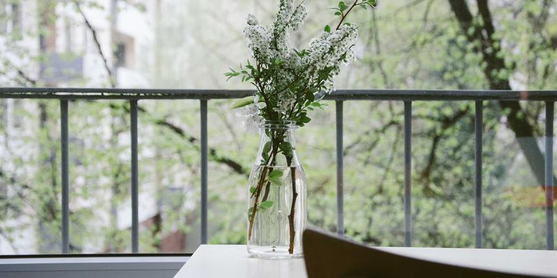 金属与丝线、泥土的对话:现代金属工艺如何融合刺绣与陶瓷元素,重塑艺术品交易市场